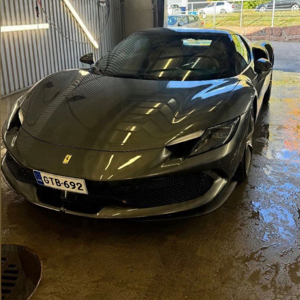 Ferrari etuosa valmiina viimeistelyyn