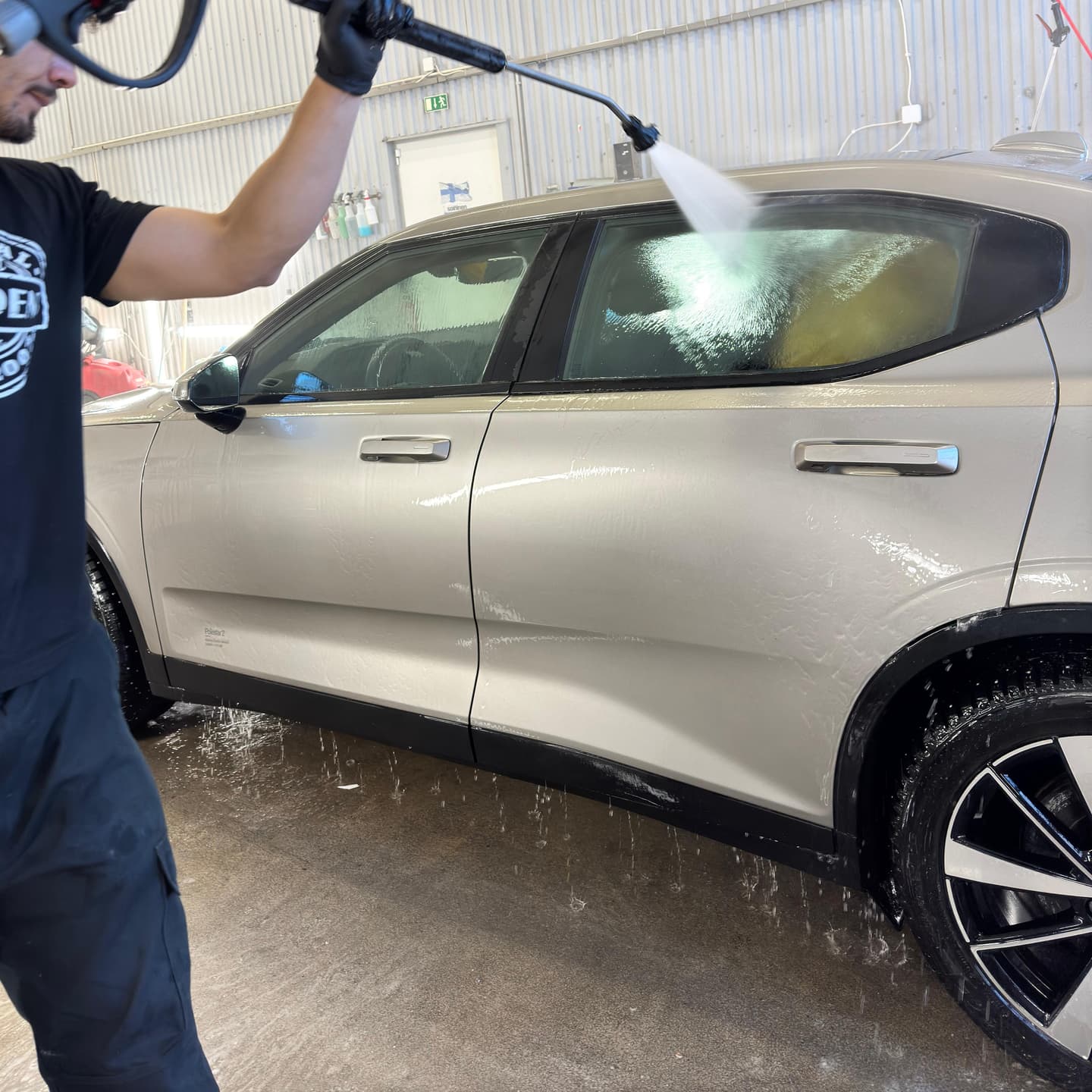 Auton painepesun jälkeen