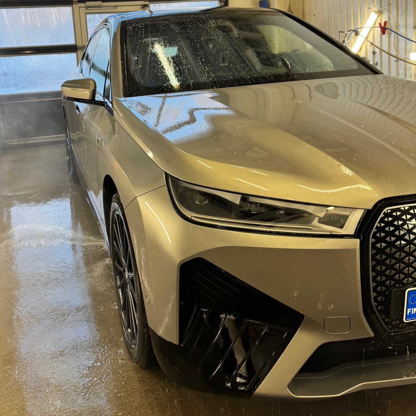 Vaalea BMW pesun jälkeen