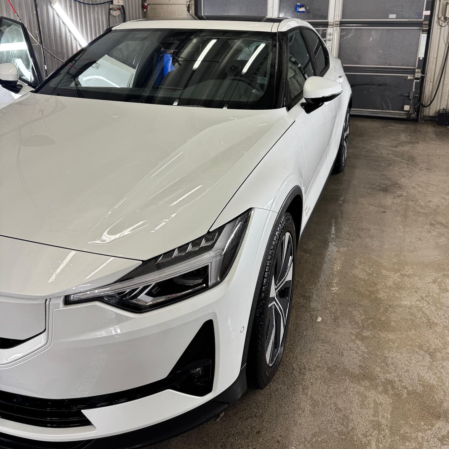 Valkoinen sähköauto puhdistuksen jälkeen